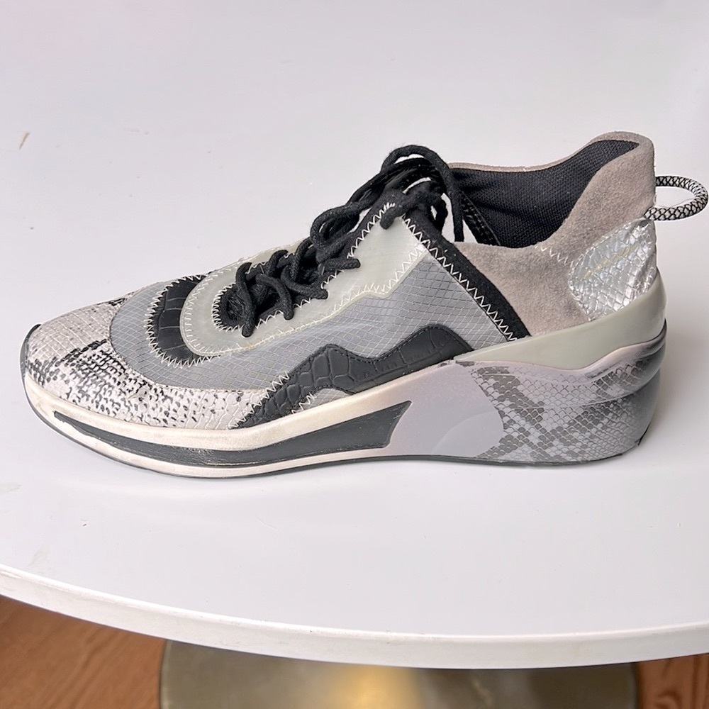 Gianni Bini Black & Gray Mixed-Texture Platform Sneaker